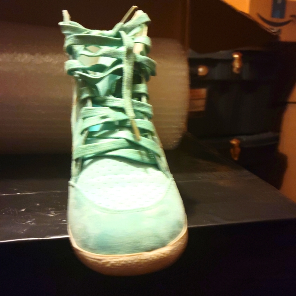 Wedge tennis shoes